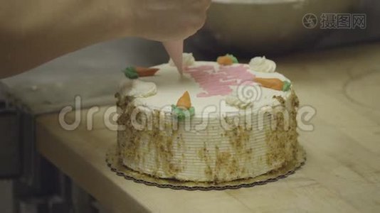 贝克在胡萝卜生日蛋糕上写字视频