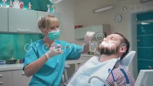 牙科医生给牙龈注射麻醉剂并与病人交谈视频