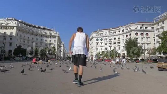 带着鸽子在广场上制造风暴的年轻人视频