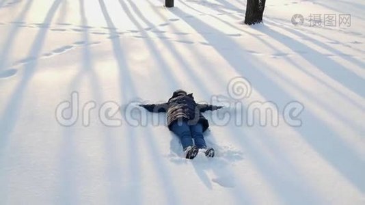 快乐的女人做雪天使视频