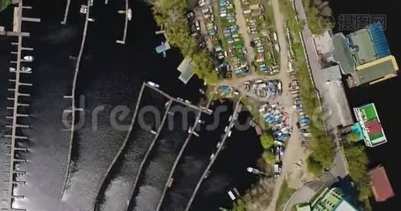 港口附近陆地船只的鸟瞰图视频