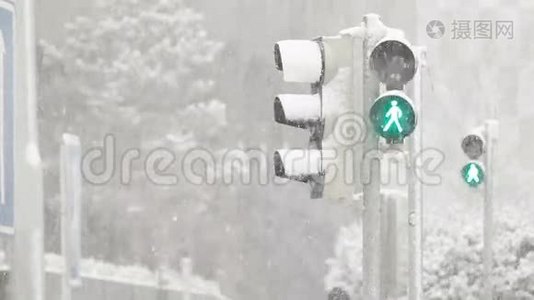 十字路口下了大雪视频