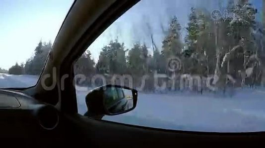 在冬天的路上开车。 森林、雪和太阳视频