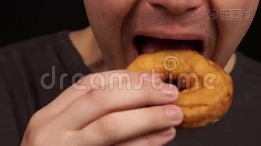 吃很多甜甜圈的人的肖像视频