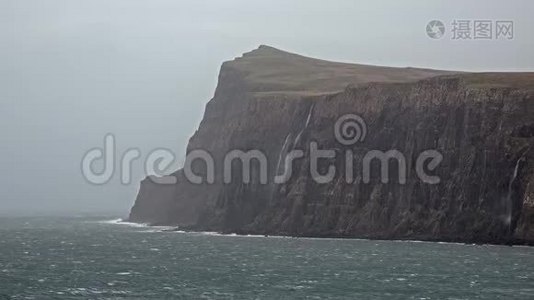 从下米洛瓦格-斯凯岛看到的悬崖上的秋雨卡勒姆停止和逆转了左边的瀑布视频