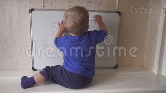 宝宝坐在窗台上画记号笔。视频
