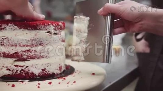 女人的糕点师用糕点刮刀取过多的奶油蛋糕视频