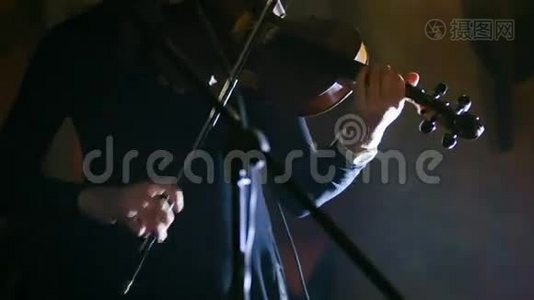 在摇滚音乐会上拉小提琴的女人视频