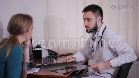 男医生在办公室给他的病人看病。视频