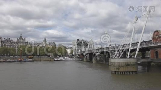 泰晤士河上的人行桥。视频