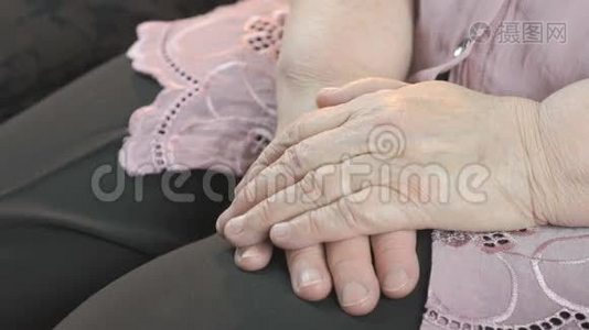 女人`压力时抚摸着老妇人的手视频