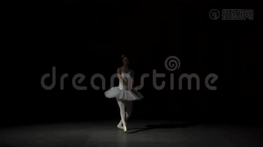 优雅的女人跳舞芭蕾视频