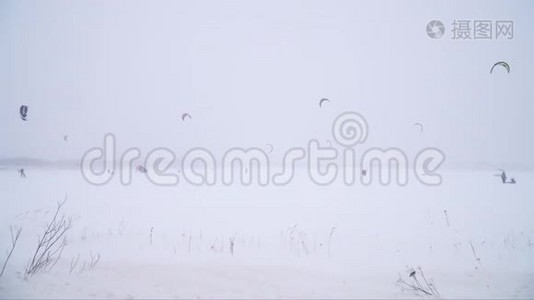 冬天的雪在冬天的田野上飞舞。 大雪视频