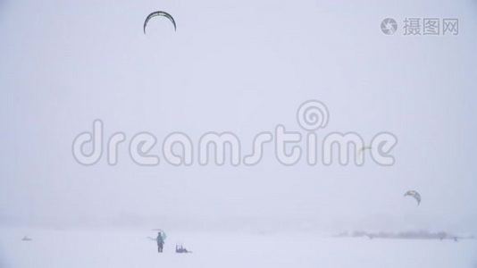 冬天的雪在冬天的田野上飞舞。 大雪视频