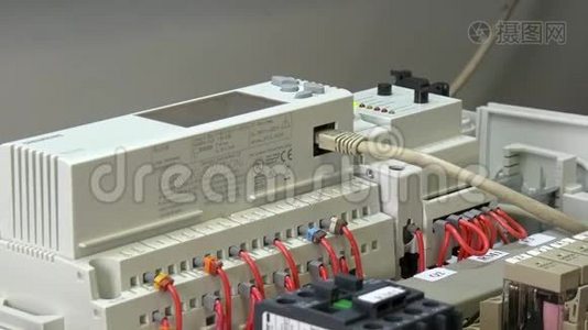 工人手检查工厂电子产品中的触点电压指示器。视频