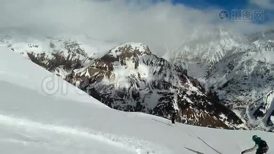 在山里自由活动。 滑雪和滑雪板。视频