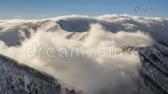 冬天的雪山，低云飞过山脊，晨光的流逝视频