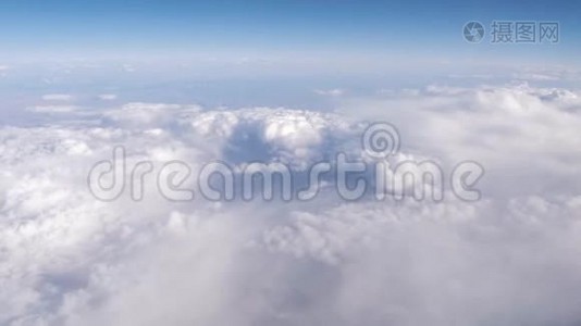 在飞往美国拉斯维加斯的商业航班上飞越白云。 无翼视频