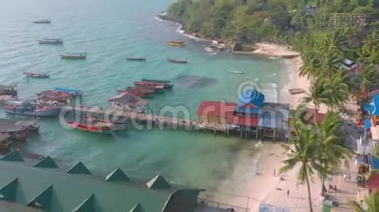 在柬埔寨Koh Rong岛码头停泊的长尾船的空中海岸景观视频