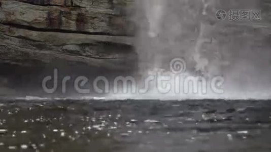 瀑布下面的水池中水的细节视频