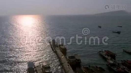在柬埔寨Koh Rong岛码头停泊的长尾船的空中海岸景观视频