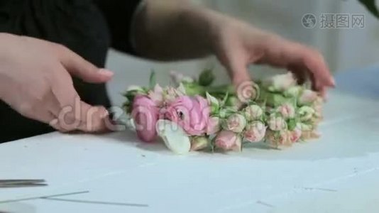 花商展示白色桌子上的小玫瑰皇冠视频