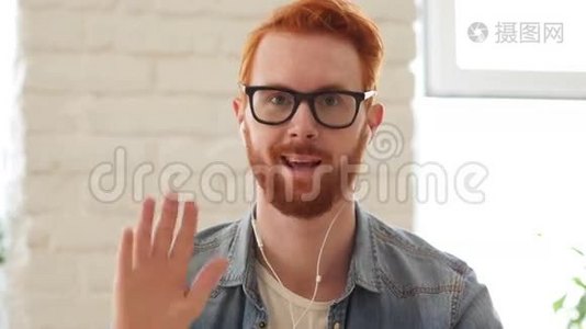 留胡子红发的男人上网、视频聊天、Skype视频