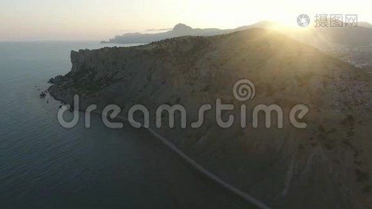 日落时的鸟瞰山和黑海。 在苏达克附近。 克里米亚。视频