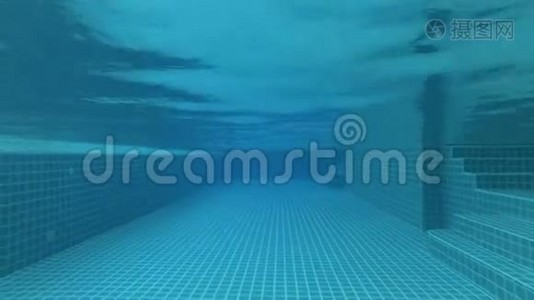 豪华热带酒店内美丽清爽的蓝色泳池水.. 夜晚黑暗的景色。 操作摄像机视频