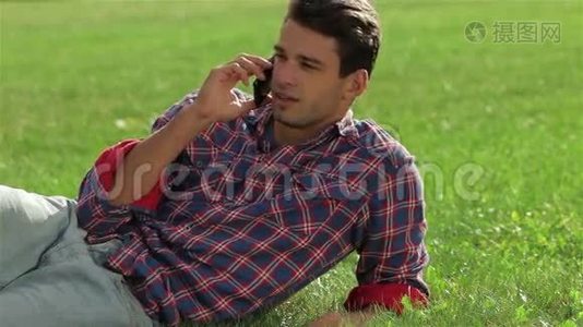 用手机躺在草地上的人视频