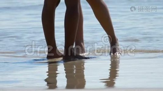 雄性和雌性的脚站在沙滩上视频