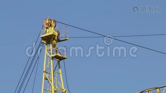 建筑塔吊的箭头.. 在蓝天上摇动。 通过摄像头垂直布线..视频
