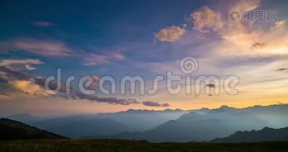 从阿尔卑斯山的高处白天到夜晚的时间都在流逝。 山峦叠嶂，云雾缭绕，云雾缭绕，视频