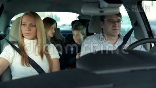 带着两个孩子的家人开车去度假视频