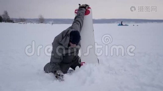 滑雪者在一个背景皮划艇上，与幕后的人交谈，4K视频