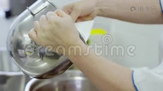 女人把鲜奶油加到面团里视频