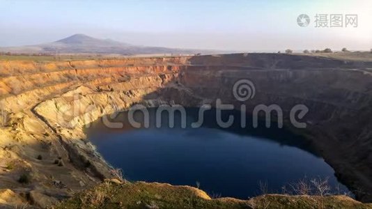 一个废弃的矿坑上人工湖的日落时间视频