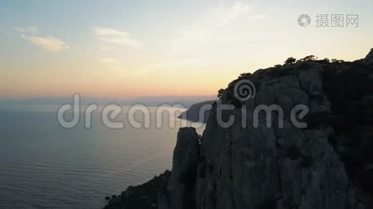 在美丽的黑海和日落天空背景下的群山上俯瞰日落视频