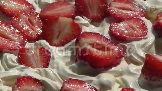 带奶油的草莓。视频