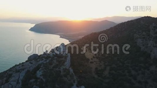 在美丽的黑海和日落天空背景下的群山上俯瞰日落视频