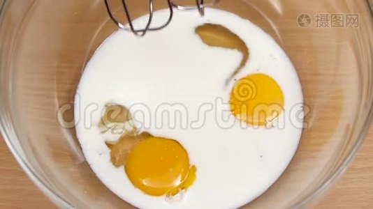 玻璃碗搅拌机煎蛋卷的原料。 慢动作视频