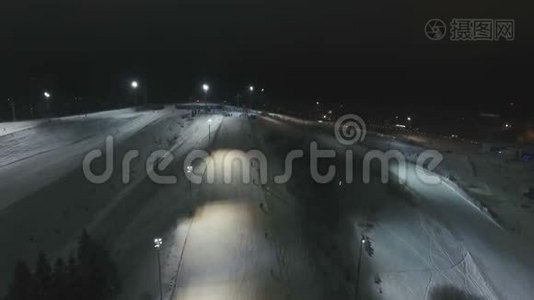 夜间滑雪胜地。 空中观景。视频