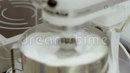 糖浆和奶油用机器混合视频