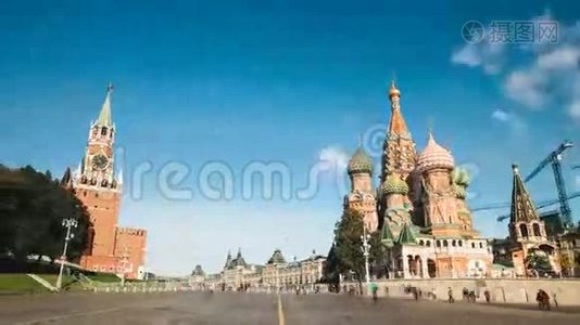 来自俄罗斯莫斯科红场的圣巴斯尔斯大教堂和克里姆林宫大厦视频