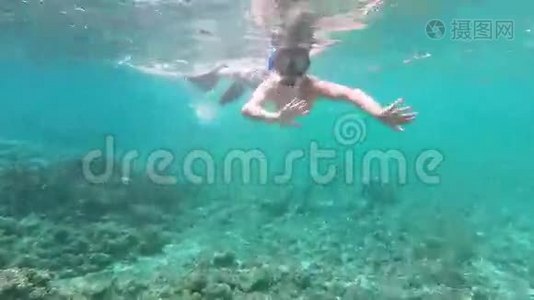 一个小男孩潜水的水下镜头视频