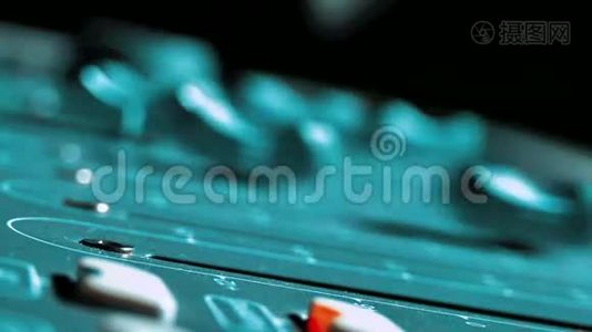 混合音乐音频概念工作室。 音乐、科技人员和设备概念-在声音中混合控制台的快乐男人视频