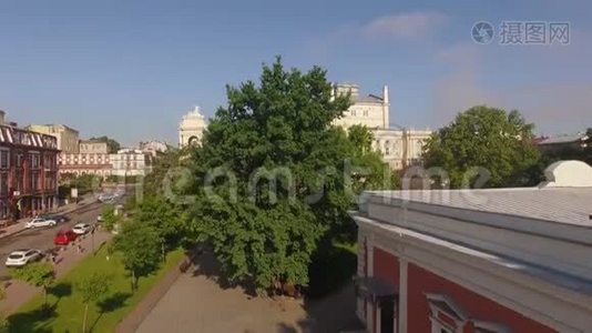 敖德萨市中心带歌剧院和芭蕾舞剧院大楼的鸟瞰图视频