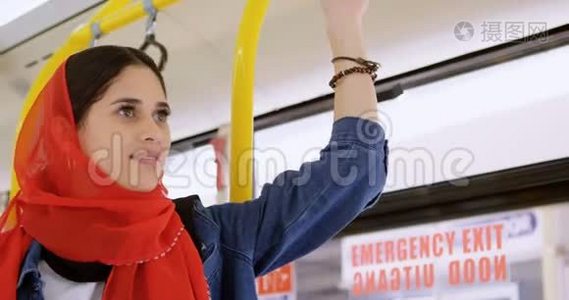 乘坐4k公共汽车时戴头巾的妇女视频
