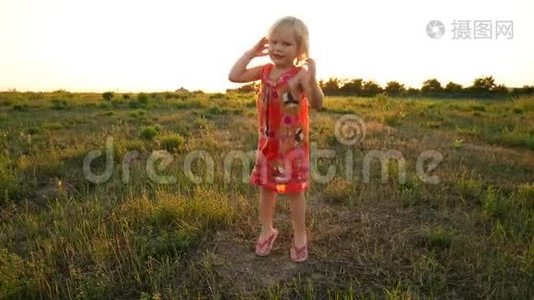 那个女孩在夕阳的光线下在田野里旋转。视频