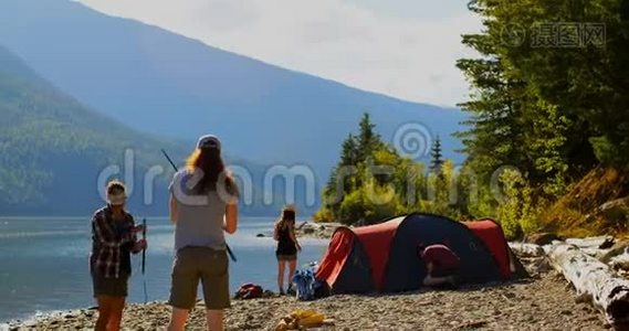 一群朋友在河边徒步旅行视频